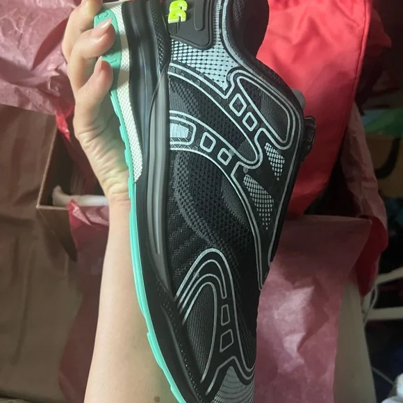 Gucci Ultrapace Sneakers - Picture 4 of 8